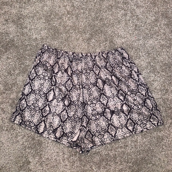 Nasty Gal Collection Snake Print Shorts size 8 - Picture 2 of 5